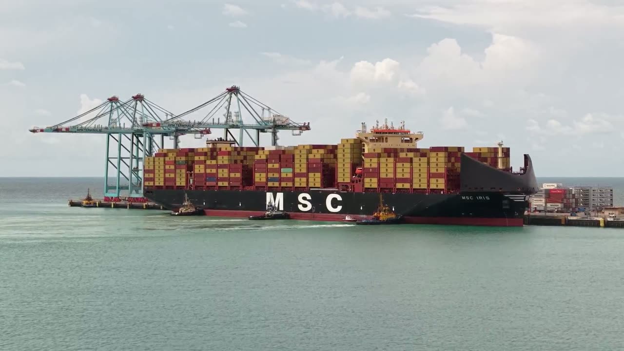 Container ship berthed — Pecém Terminal