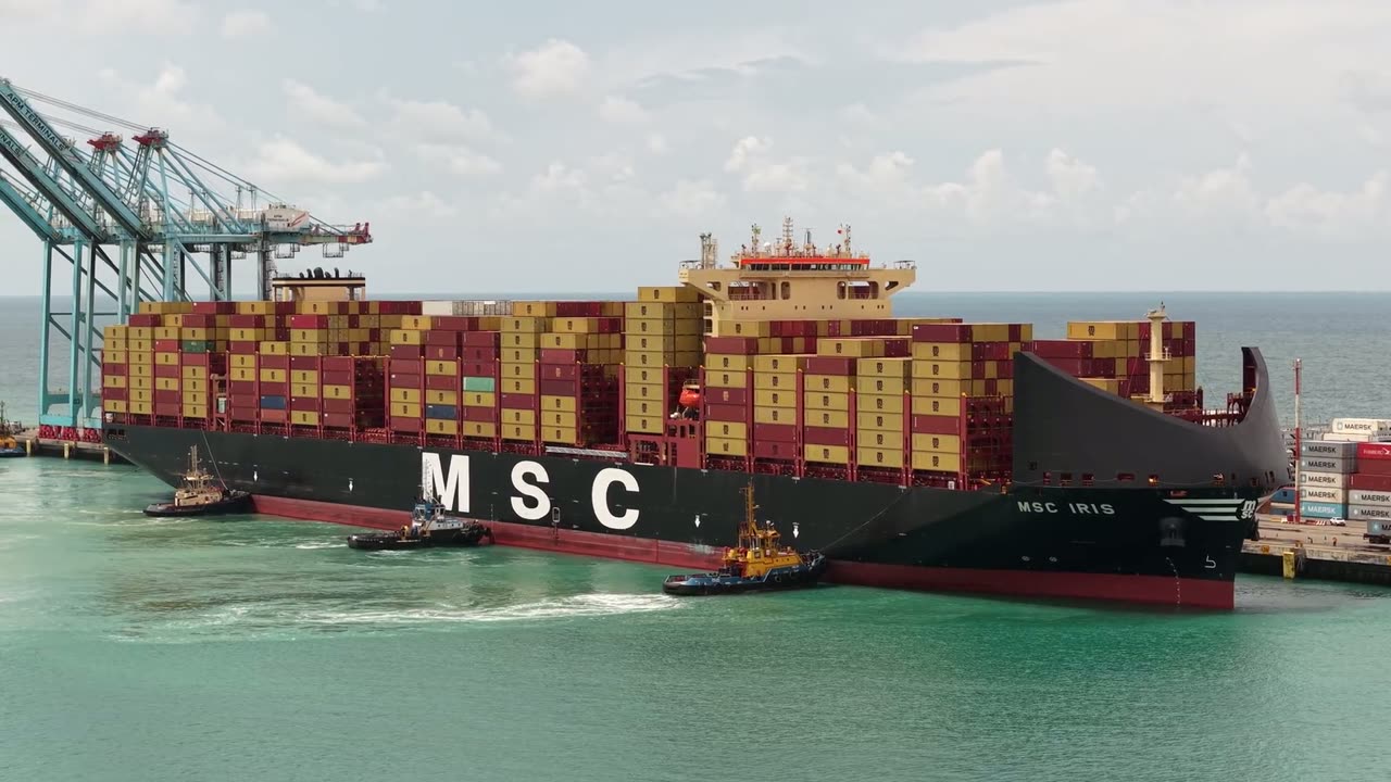 Container ship maneuver with tug assistance — Pecém