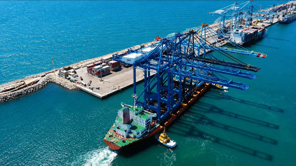 Heavy-lift ship bringing STS cranes to the Port of Pecém
