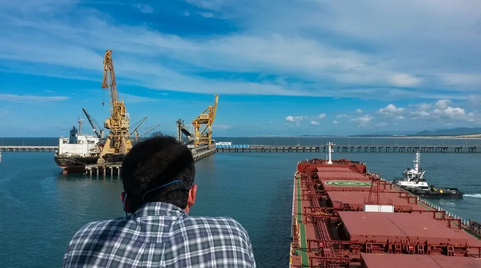 Pilot aboard a bulk carrier maneuvering with tug assistance at Pecém