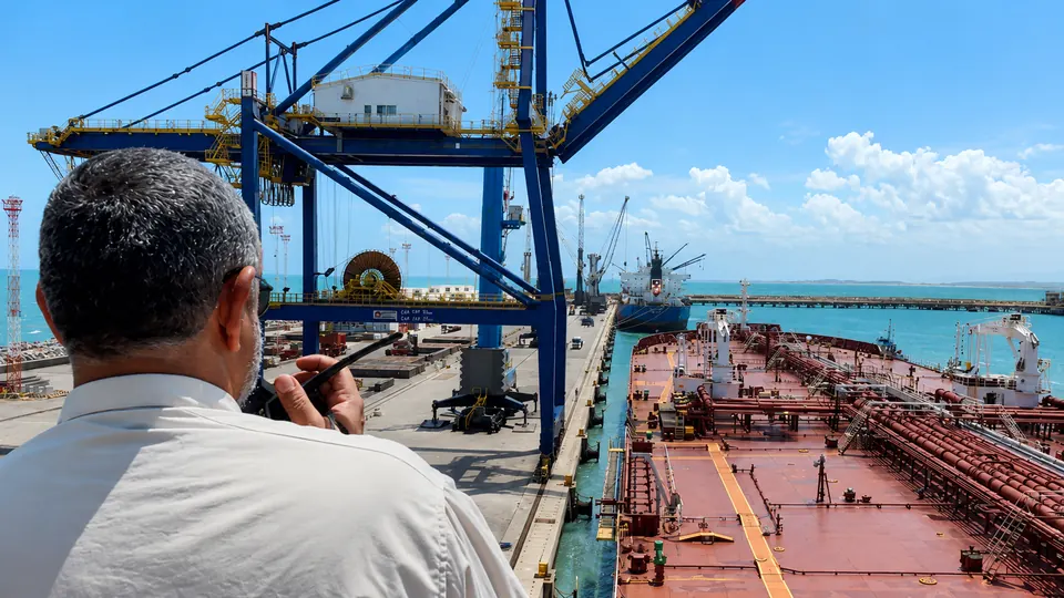 Pilot coordinating a maneuver by radio at the Pecém Terminal